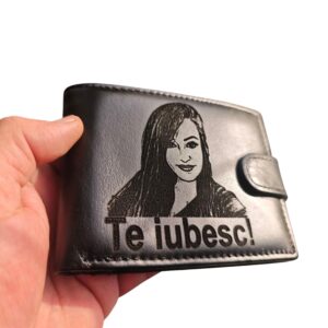 portofel negru cu capa din piele naturla cu poza si text Te iubesc