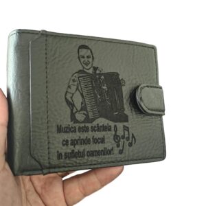 portofel negru cu capsa muzician acordeon