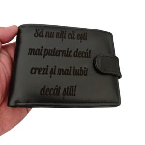 portofel personalizat cu text negru cu capsa Decat crezi