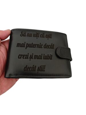 portofel personalizat cu text negru cu capsa Decat crezi