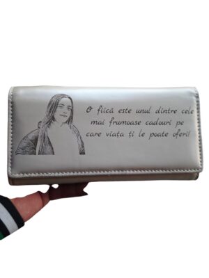 portofel cu poza si text  dama beige Fiica