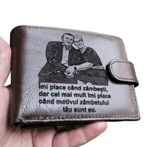 Portofel personalizat piele naturala maro Imi placa cand zambesti