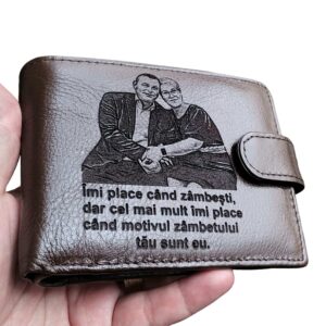 Portofel personalizat piele naturala maro Imi placa cand zambesti
