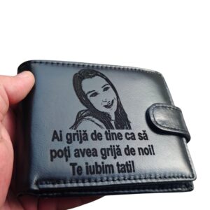 portofel cu poza si text negru cu capsa Grija de noi