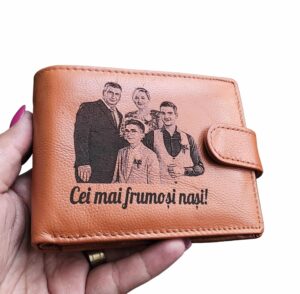 Portofel personalizat din piele naturala maro coniac Cei mai frumosi nasi