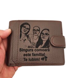 portofel maro cu poza si text Singura comoara
