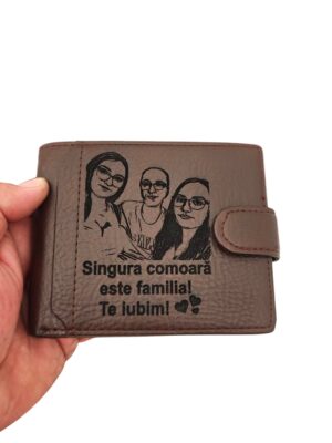 portofel maro cu poza si text Singura comoara