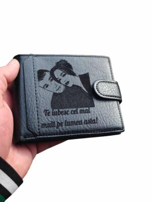 portofel negru cu capsa personalizat cu poza si text Lumea asta