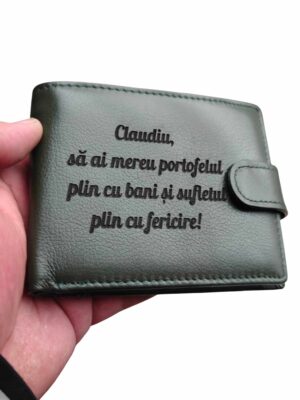 portofel verde cu capsa piele naturala plin cu bani