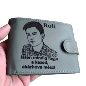 portofel piele naturala gri cu capsa poza si text.