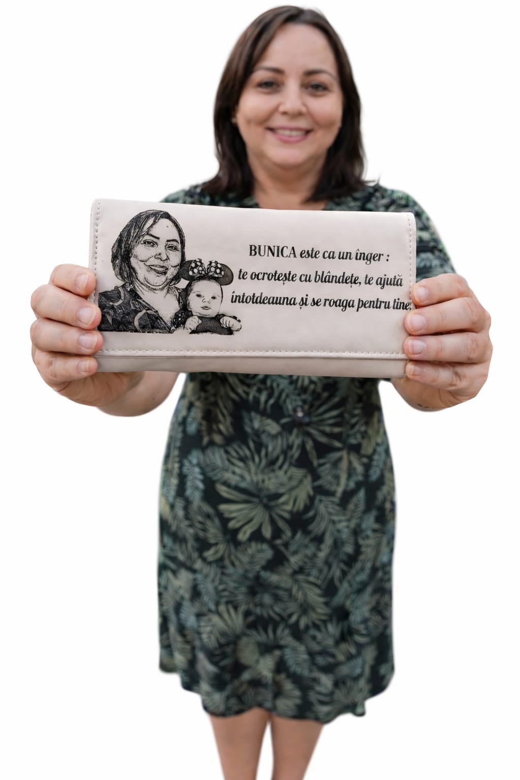 💼 Portofel DAMĂ din piele naturală – eleganță și emoție într-un singur accesoriu Descoperă un portofel de damă realizat din piele naturală de calitate premium, creat special pentru femeile care iubesc stilul, dar și lucrurile cu suflet. 💖 ✨ Design unic și personalizabil Gravura atent realizată oferă un aspect elegant și emoționant, transformând portofelul într-un cadou perfect pentru persoanele dragi. 👛 Practic și spațios – Compartimente pentru carduri – Buzunar pentru bancnote – Spațiu pentru monede – Organizare eficientă pentru utilizare zilnică 🌿 Material premium Piele naturală rezistentă, plăcută la atingere și durabilă în timp. 🎁 Cadoul ideal Perfect pentru mamă, bunică, soție sau iubită – un dar care transmite emoție și apreciere.