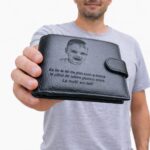 Portofel Bărbat din Piele Naturală – eleganță, durabilitate și emoție Descoperă portofelul perfect pentru bărbatul modern – realizat din piele naturală premium, cu un design elegant și funcțional, creat pentru utilizare zilnică. ✨ Design personalizat cu impact emoțional Gravura de înaltă precizie transformă portofelul într-un cadou unic, ideal pentru tată, soț sau iubit. Un mesaj special și o fotografie dragă îl fac mai mult decât un simplu accesoriu. 🖤 Material premium Fabricat din piele naturală rezistentă, cu textură plăcută și aspect rafinat, ce își păstrează calitatea în timp. 📂 Compartimentare inteligentă – Multiple sloturi pentru carduri – Compartiment pentru bancnote – Spațiu pentru acte – Închidere sigură cu capsa 🎁 Cadoul perfect pentru orice ocazie Zi de naștere, aniversare sau surpriză – un portofel personalizat transmite emoție și apreciere. 💬 Nu este doar un portofel, este o amintire purtată zilnic.