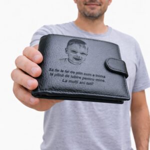 Portofel Bărbat din Piele Naturală – eleganță, durabilitate și emoție Descoperă portofelul perfect pentru bărbatul modern – realizat din piele naturală premium, cu un design elegant și funcțional, creat pentru utilizare zilnică. ✨ Design personalizat cu impact emoțional Gravura de înaltă precizie transformă portofelul într-un cadou unic, ideal pentru tată, soț sau iubit. Un mesaj special și o fotografie dragă îl fac mai mult decât un simplu accesoriu. 🖤 Material premium Fabricat din piele naturală rezistentă, cu textură plăcută și aspect rafinat, ce își păstrează calitatea în timp. 📂 Compartimentare inteligentă – Multiple sloturi pentru carduri – Compartiment pentru bancnote – Spațiu pentru acte – Închidere sigură cu capsa 🎁 Cadoul perfect pentru orice ocazie Zi de naștere, aniversare sau surpriză – un portofel personalizat transmite emoție și apreciere. 💬 Nu este doar un portofel, este o amintire purtată zilnic.