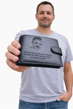 Portofel Bărbat din Piele Naturală – eleganță, durabilitate și emoție Descoperă portofelul perfect pentru bărbatul modern – realizat din piele naturală premium, cu un design elegant și funcțional, creat pentru utilizare zilnică. ✨ Design personalizat cu impact emoțional Gravura de înaltă precizie transformă portofelul într-un cadou unic, ideal pentru tată, soț sau iubit. Un mesaj special și o fotografie dragă îl fac mai mult decât un simplu accesoriu. 🖤 Material premium Fabricat din piele naturală rezistentă, cu textură plăcută și aspect rafinat, ce își păstrează calitatea în timp. 📂 Compartimentare inteligentă – Multiple sloturi pentru carduri – Compartiment pentru bancnote – Spațiu pentru acte – Închidere sigură cu capsa 🎁 Cadoul perfect pentru orice ocazie Zi de naștere, aniversare sau surpriză – un portofel personalizat transmite emoție și apreciere. 💬 Nu este doar un portofel, este o amintire purtată zilnic.