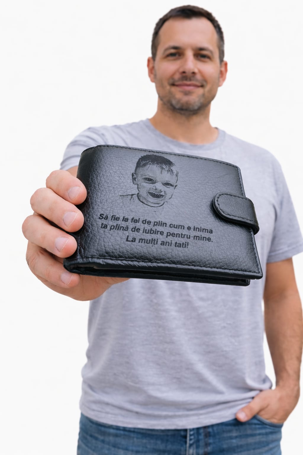 Portofel Bărbat din Piele Naturală – eleganță, durabilitate și emoție Descoperă portofelul perfect pentru bărbatul modern – realizat din piele naturală premium, cu un design elegant și funcțional, creat pentru utilizare zilnică. ✨ Design personalizat cu impact emoțional Gravura de înaltă precizie transformă portofelul într-un cadou unic, ideal pentru tată, soț sau iubit. Un mesaj special și o fotografie dragă îl fac mai mult decât un simplu accesoriu. 🖤 Material premium Fabricat din piele naturală rezistentă, cu textură plăcută și aspect rafinat, ce își păstrează calitatea în timp. 📂 Compartimentare inteligentă – Multiple sloturi pentru carduri – Compartiment pentru bancnote – Spațiu pentru acte – Închidere sigură cu capsa 🎁 Cadoul perfect pentru orice ocazie Zi de naștere, aniversare sau surpriză – un portofel personalizat transmite emoție și apreciere. 💬 Nu este doar un portofel, este o amintire purtată zilnic.
