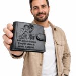 🖤 Portofel bărbătesc din piele naturală – eleganță, durabilitate și stil personalizat Descoperă un portofel bărbătesc din piele naturală, realizat cu atenție la detalii și conceput pentru bărbații care apreciază calitatea și stilul autentic. Fabricat din piele naturală premium, acest portofel oferă rezistență în timp, un aspect elegant și o senzație plăcută la atingere. ✔️ Material premium – piele naturală durabilă, care capătă un aspect unic în timp ✔️ Compartimentare inteligentă – spațiu pentru bancnote, carduri și acte ✔️ Design modern și practic – perfect pentru utilizare zilnică ✔️ Sistem de închidere sigur – protejează conținutul portofelului ✔️ Personalizare unică – gravură laser cu mesaj sau fotografie (cadoul perfect) Acest portofel din piele pentru bărbați este alegerea ideală atât pentru tine, cât și pentru un cadou special. Fie că vrei să impresionezi sau să oferi un obiect cu valoare sentimentală, varianta personalizată transformă portofelul într-o amintire de neuitat. 🎁 Cadoul perfect pentru tată, iubit sau soț – un accesoriu util, dar și plin de emoție