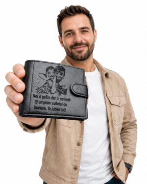 🖤 Portofel bărbătesc din piele naturală – eleganță, durabilitate și stil personalizat Descoperă un portofel bărbătesc din piele naturală, realizat cu atenție la detalii și conceput pentru bărbații care apreciază calitatea și stilul autentic. Fabricat din piele naturală premium, acest portofel oferă rezistență în timp, un aspect elegant și o senzație plăcută la atingere. ✔️ Material premium – piele naturală durabilă, care capătă un aspect unic în timp ✔️ Compartimentare inteligentă – spațiu pentru bancnote, carduri și acte ✔️ Design modern și practic – perfect pentru utilizare zilnică ✔️ Sistem de închidere sigur – protejează conținutul portofelului ✔️ Personalizare unică – gravură laser cu mesaj sau fotografie (cadoul perfect) Acest portofel din piele pentru bărbați este alegerea ideală atât pentru tine, cât și pentru un cadou special. Fie că vrei să impresionezi sau să oferi un obiect cu valoare sentimentală, varianta personalizată transformă portofelul într-o amintire de neuitat. 🎁 Cadoul perfect pentru tată, iubit sau soț – un accesoriu util, dar și plin de emoție
